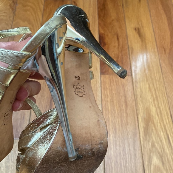 Charles David Gold Shoe. - Picture 5 of 5